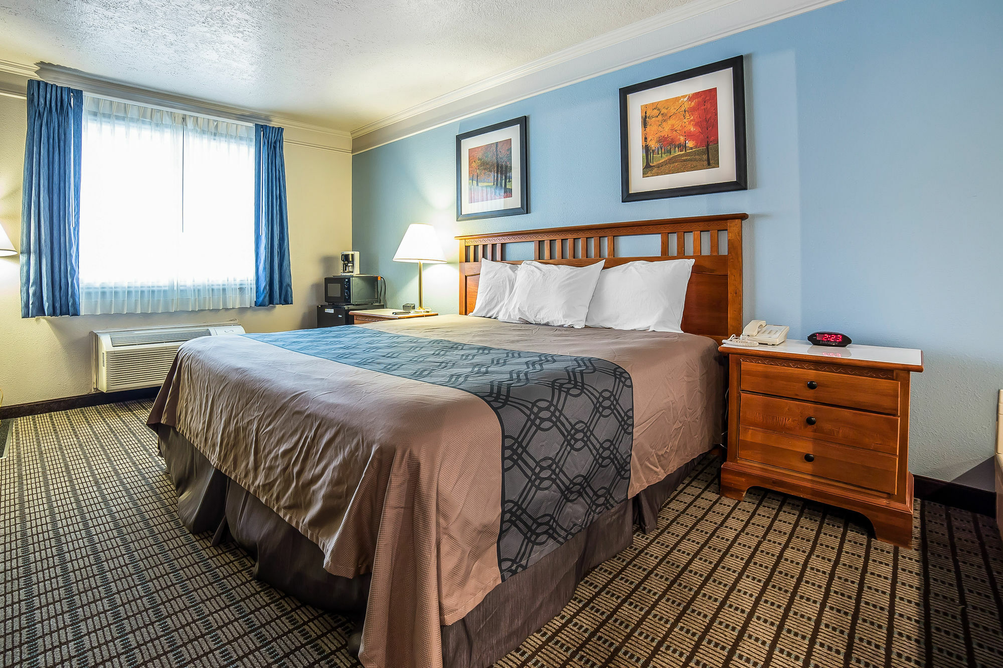 Econo Lodge Inn & Suites Logan Exterior photo